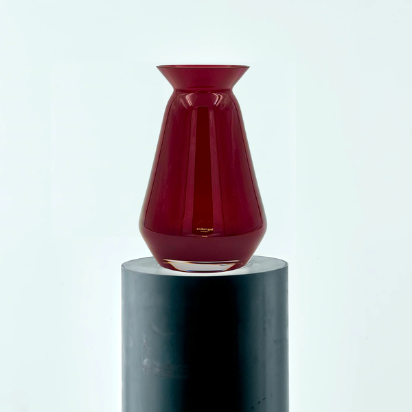QUEEN vase ruby red